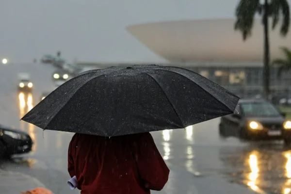 DF começa semana sob alerta de tempestade com ventania forte; veja previsão
