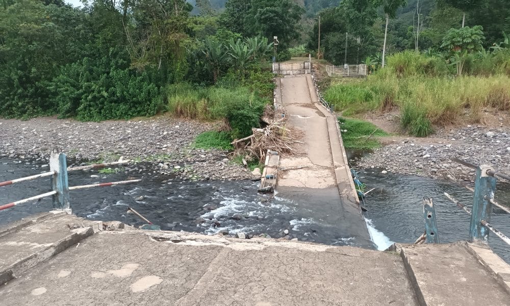 A ponte que desligou o distrito de Lembá em 2021 ainda sem obras de construção