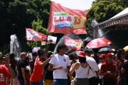 Durante o ato, foram vistas bandeiras e panfletos dos candidatos Leandro Grass e Lula, que busca a reeleição à Presidência da República