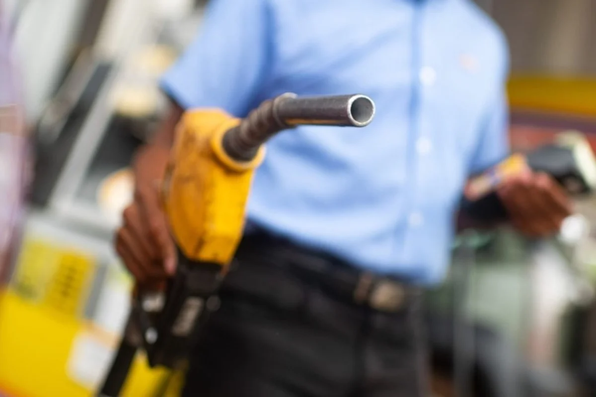 Governo Lula prorroga subvenção de R$ 2,12 ao diesel por 30 dias