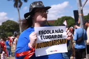 Ao longo da manhã, milhares de docentes passaram pelo local questionando mudanças e cobrando investimentos na Educação.