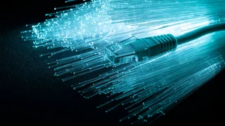 Nova fibra óptica consegue baixar 20 mil filmes em 4K em apenas 1 segundo