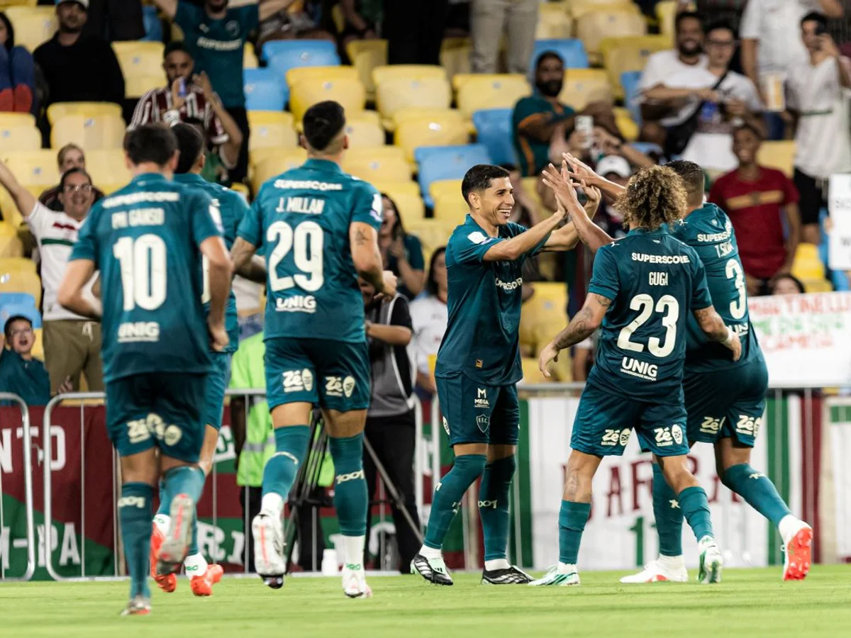 Com três gols de Savarino, Fluminense bate o Coritiba no Maracanã por 4 x 0