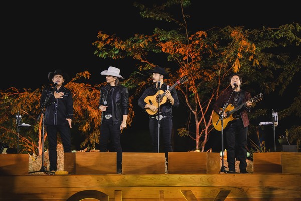 Chitãozinho & Xororó exaltam nova geração do sertanejo em show de 'Meninos de Roça': 'Nasceu do coração'