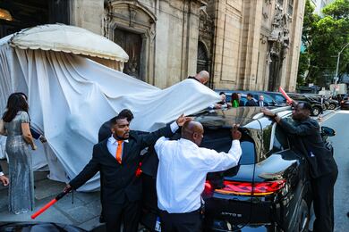 Giulia Be causa tumulto ao tentar entrar escondida em casamento com Conor Kennedy; veja fotos