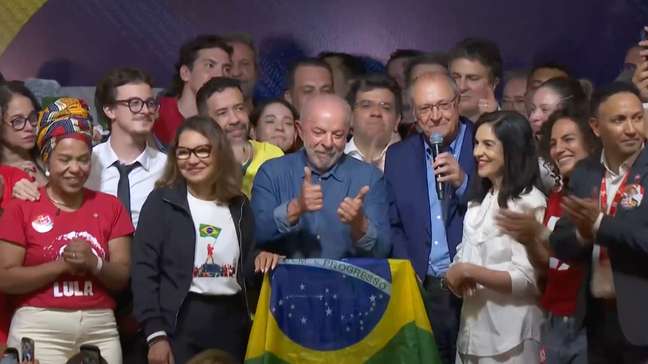 Veja quem estava ao lado de Lula em primeiro discurso após vitória nas eleições