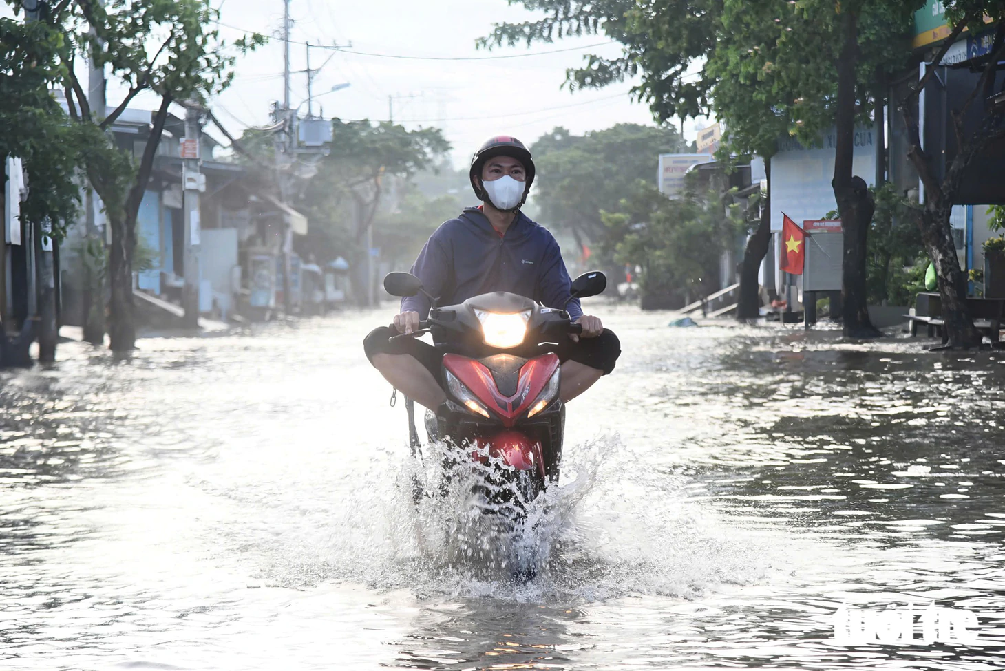 A maré atingiu o pico na manhã de fim de semana; os moradores acordaram às 4h para bombear água.