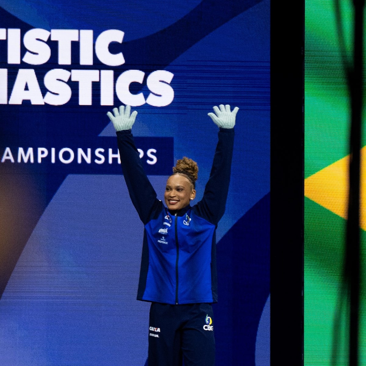 Rebeca Andrade domina final do salto, conquista ouro e se torna tricampeã mundial