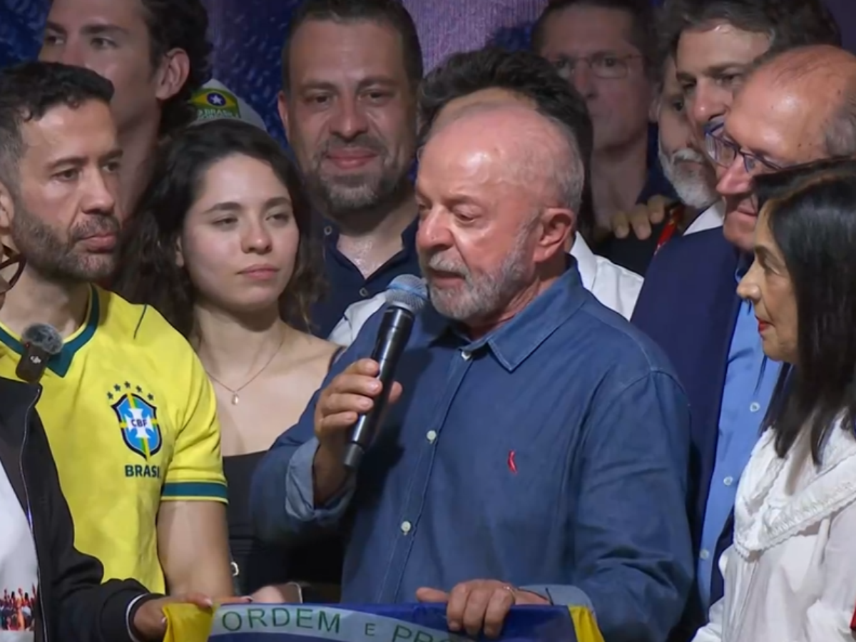 Veja quem estava ao lado de Lula em primeiro discurso após vitória nas eleições