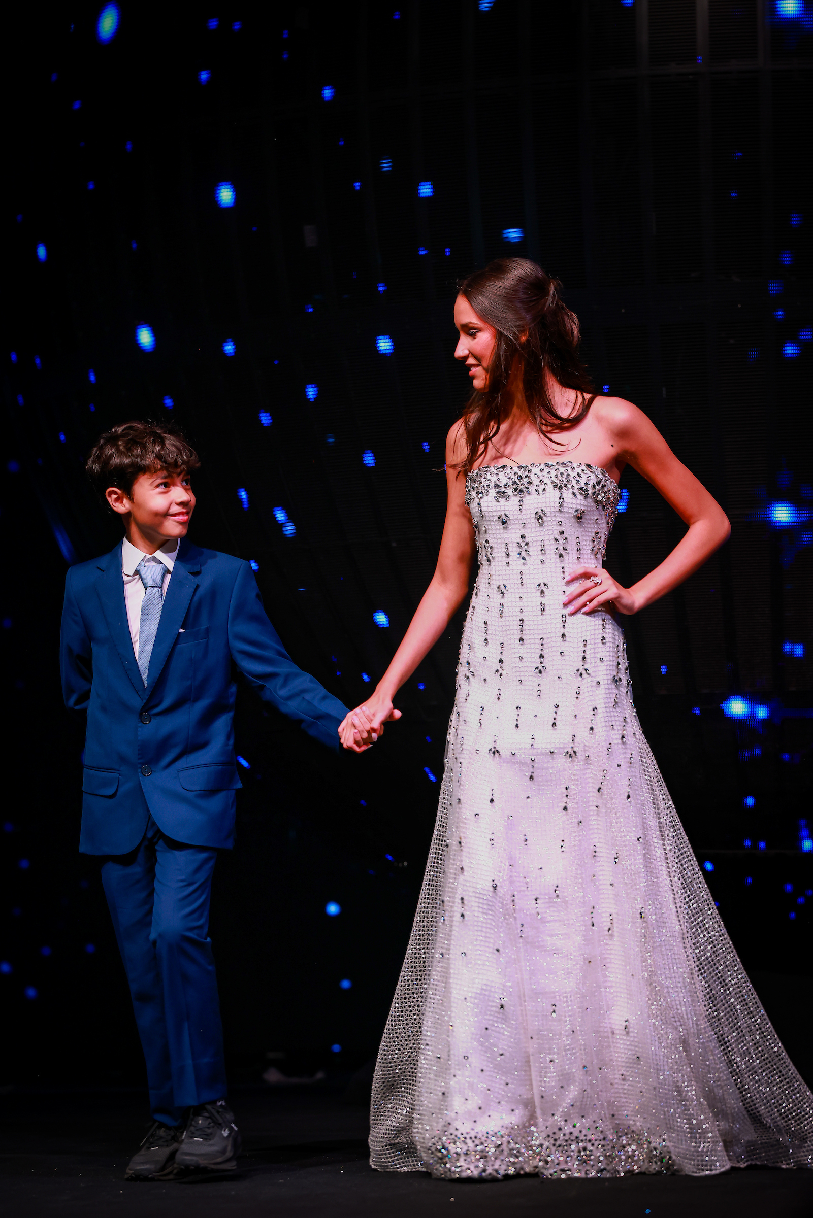 Junior Santaella traduz elegância em vestidos de 15 anos para Marita Estevão
