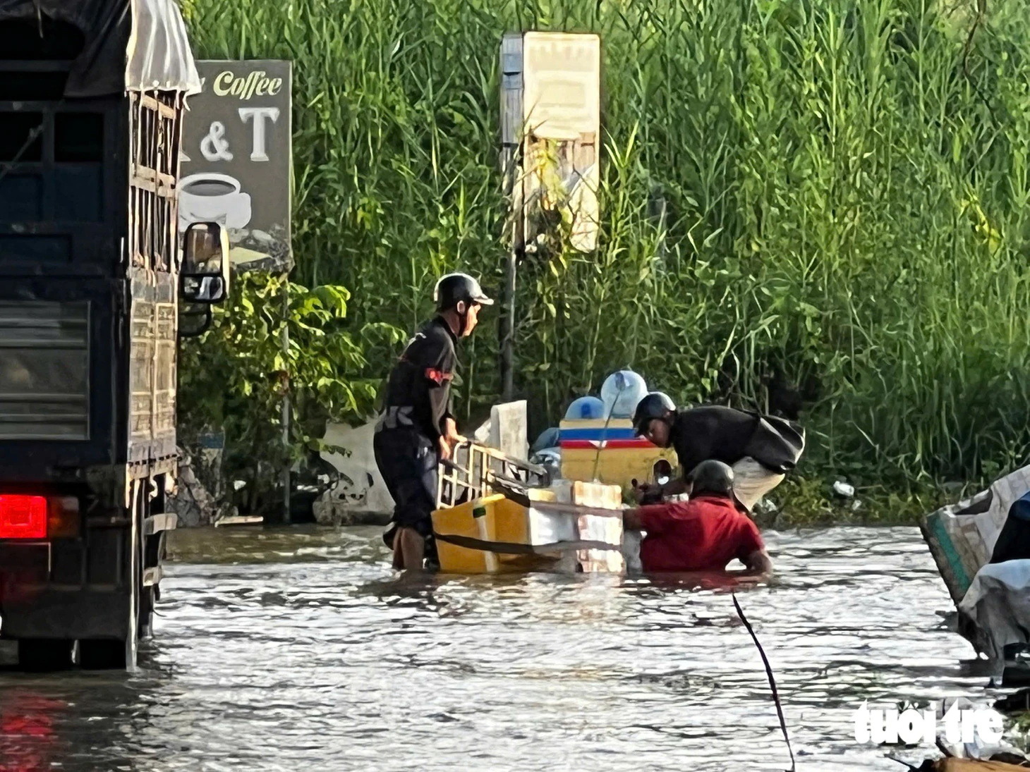 A maré atingiu o pico na manhã de fim de semana; os moradores acordaram às 4h para bombear água.