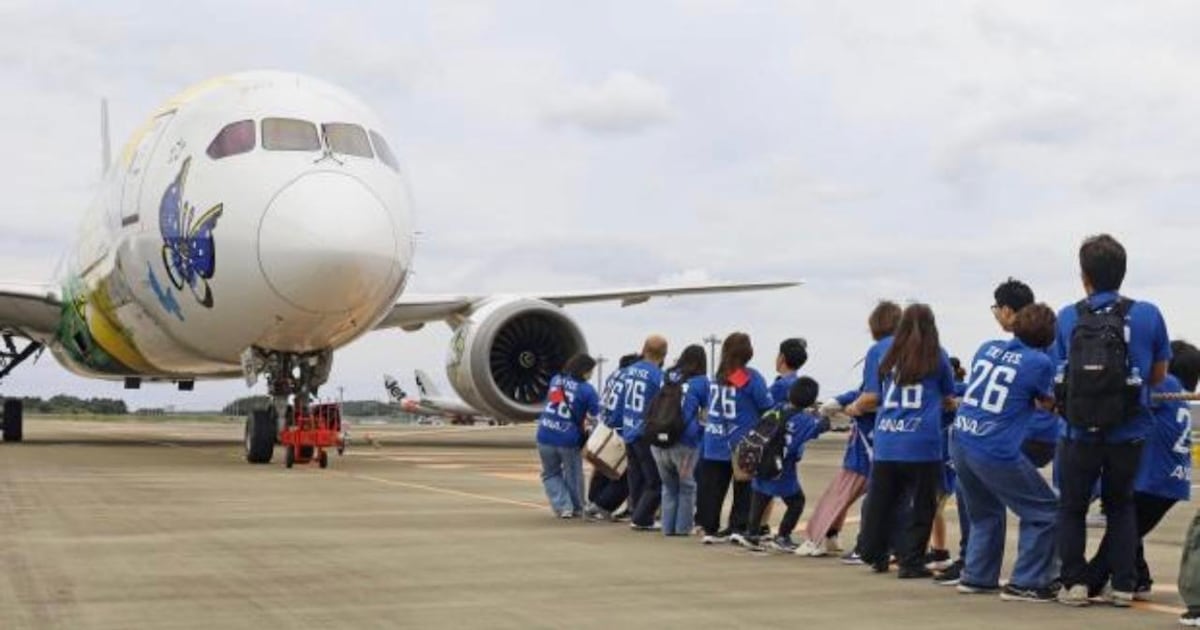 Estudantes se reúnem no Japão para tradicional evento de puxar avião com uma corda