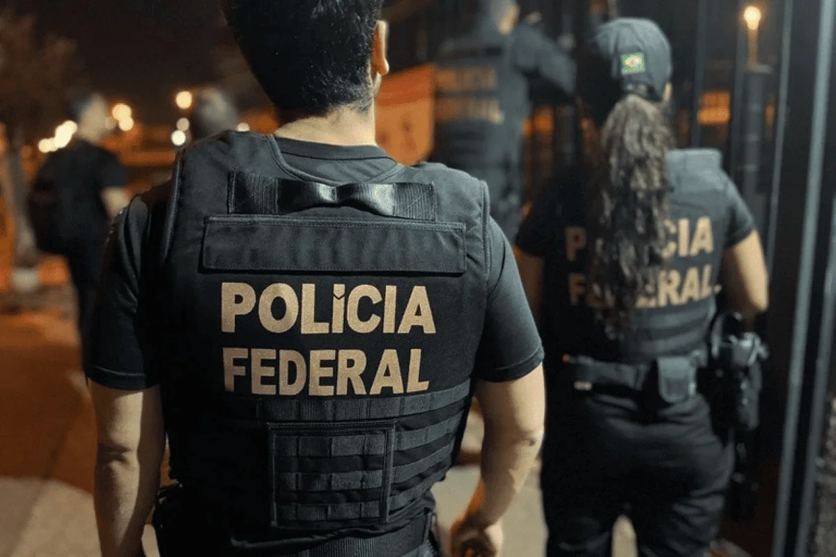 Imagem colorida de agentes da Polícia Federal; corporação procurou foragido do Chile nessa quarta-feira (30/9) em São Paulo - Metrópoles