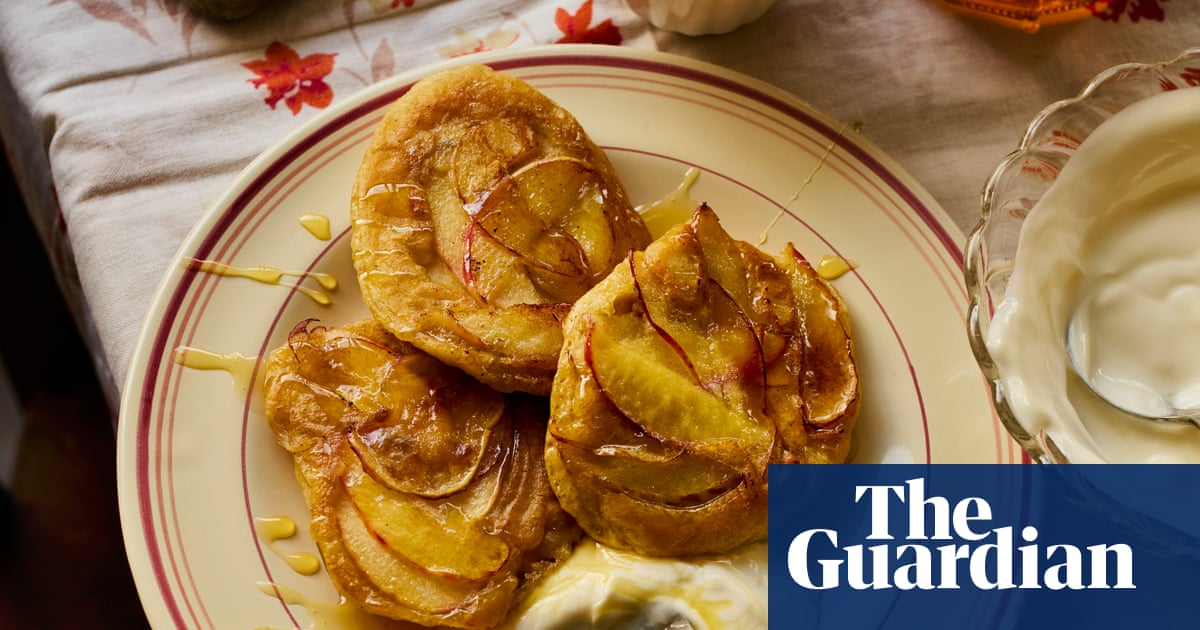 De panquecas para o café da manhã a acompanhamentos para o jantar e pudim: as receitas de maçã de Alissa Timoshkina