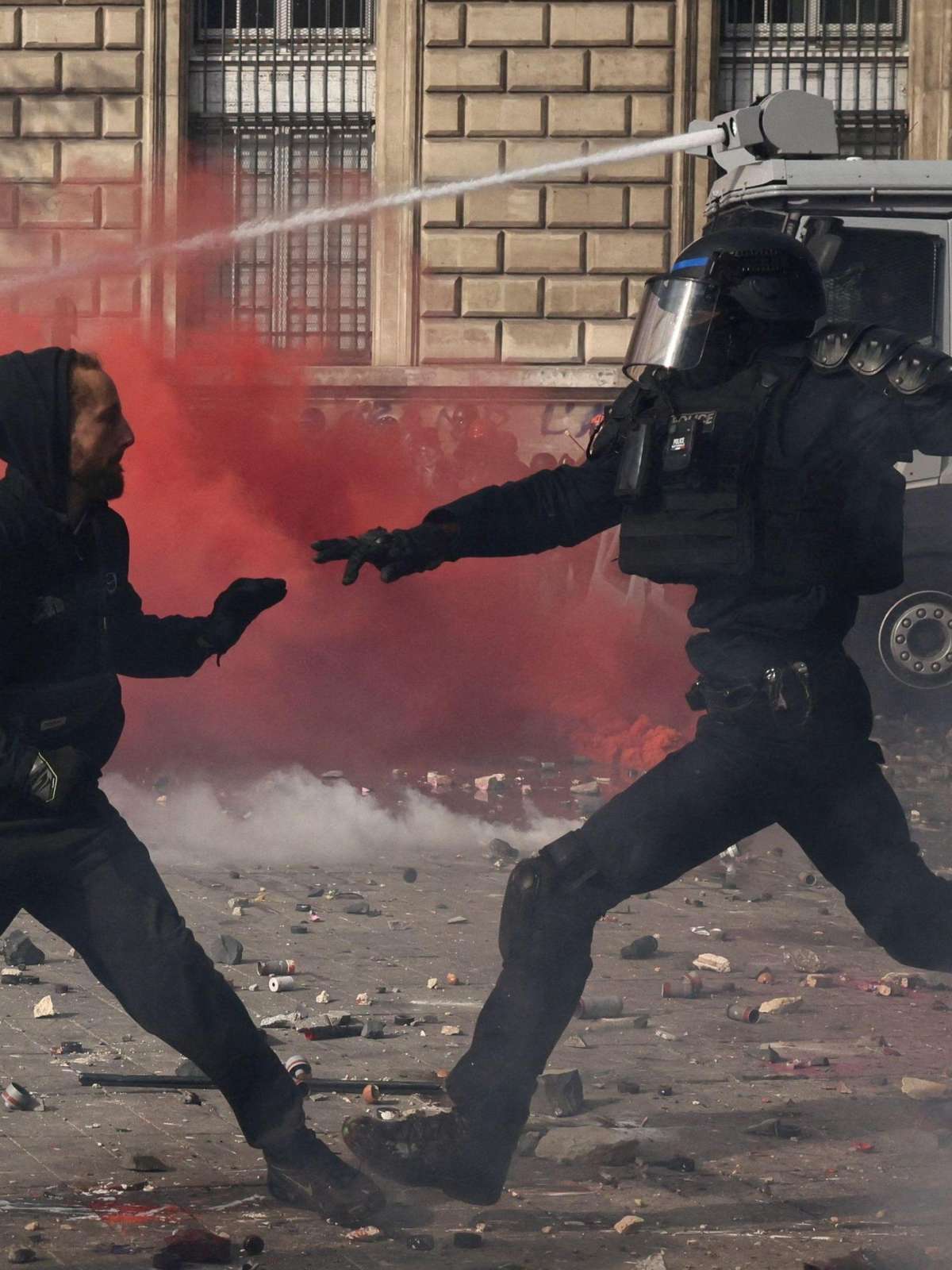 Prédio incendiado, 270 presos: o que está por trás de dia de protestos na França