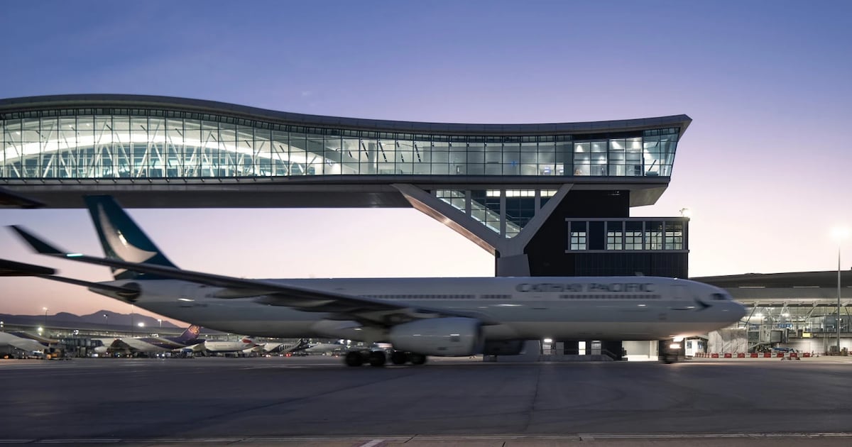 Ponte suspensa no aeroporto de Hong Kong é um dos paraísos dos observadores de aviões
