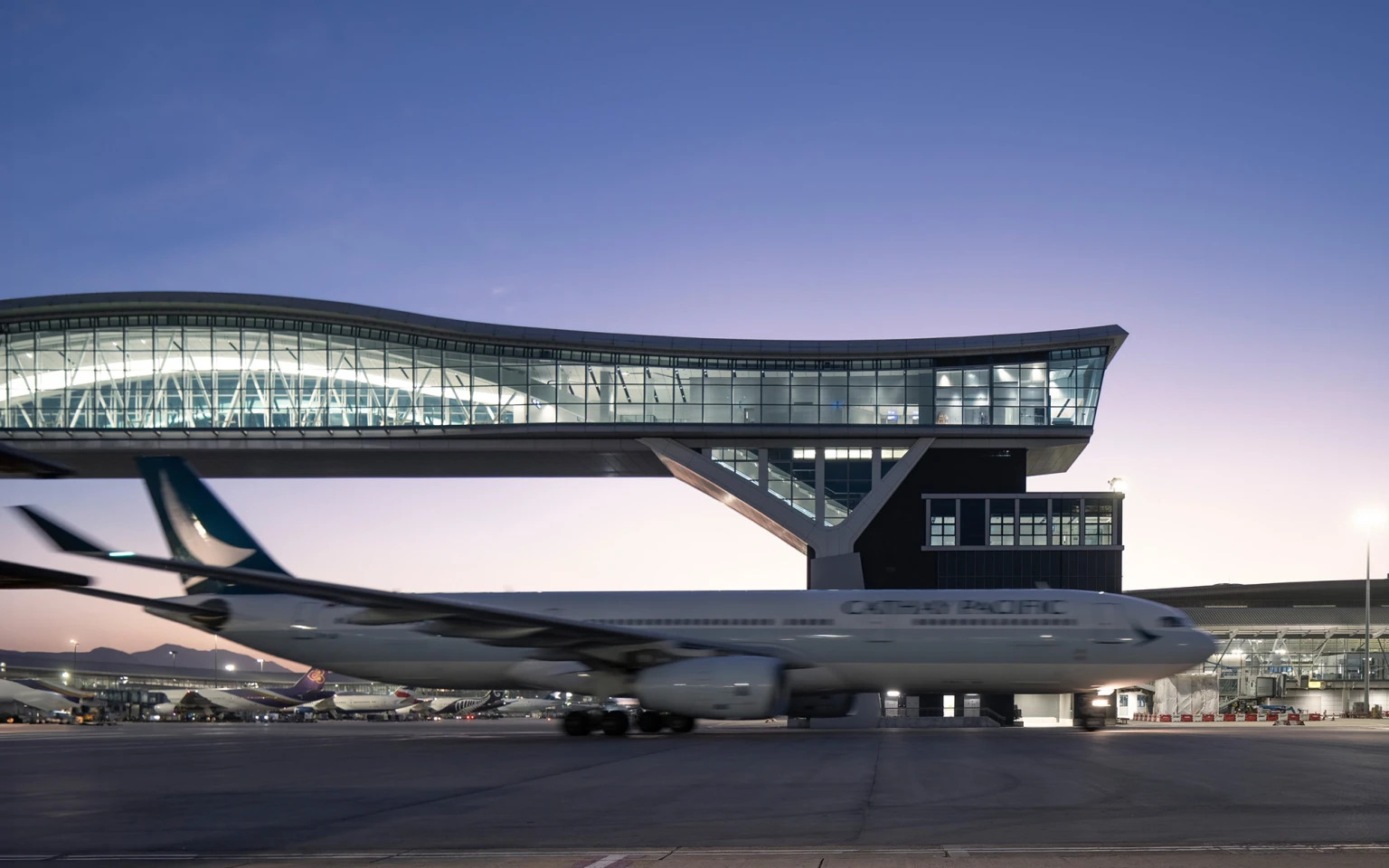 Ponte suspensa no aeroporto de Hong Kong é um dos paraísos dos observadores de aviões