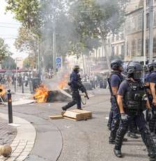 Um grupo reunido na Praça Reforme ergue barricadas para bloquear a polícia em 6 de outubro de 2026, em Marselha, França Foto: Sener Yilmaz Aslan/Getty Images