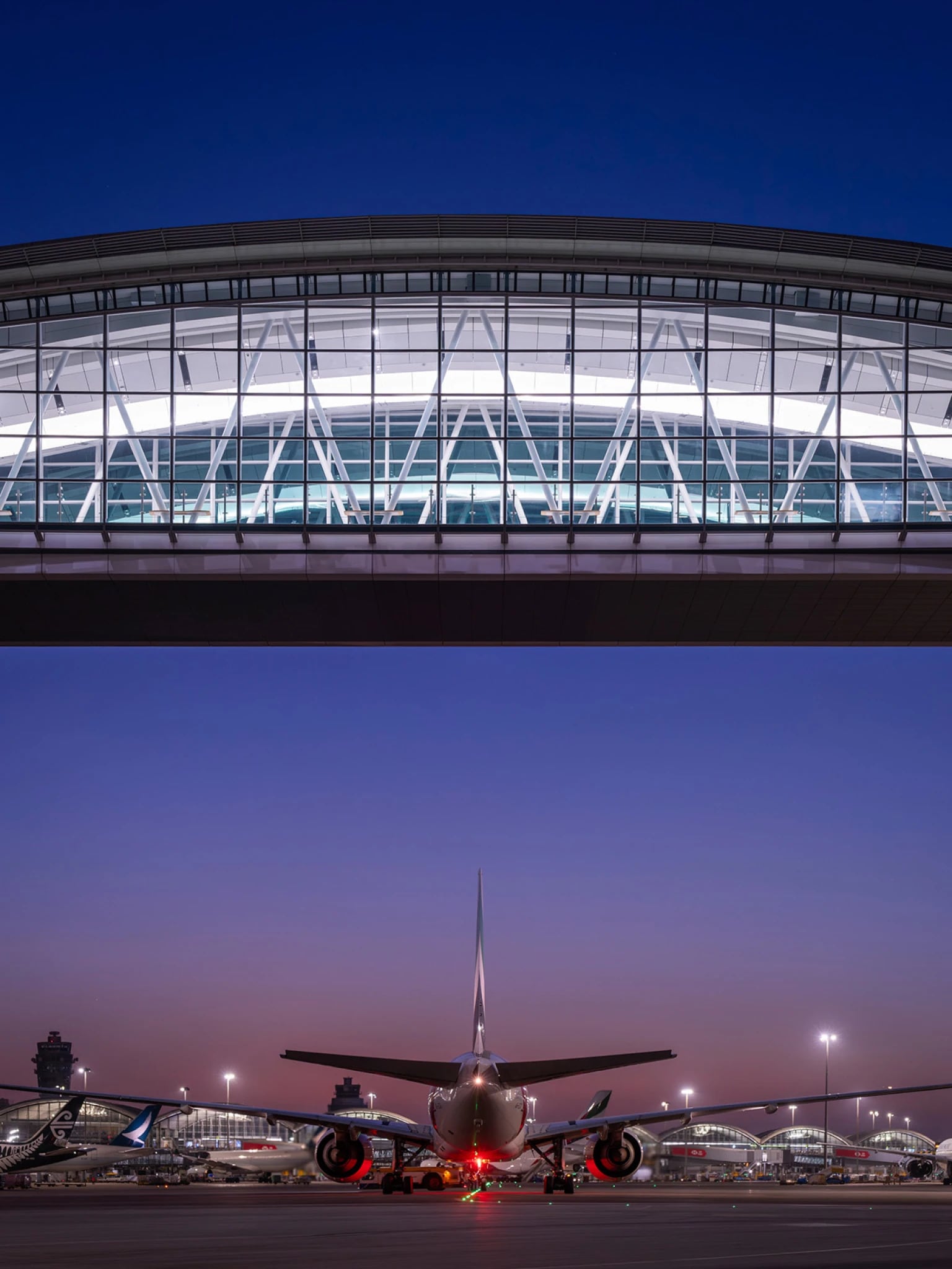 Ponte suspensa no aeroporto de Hong Kong é um dos paraísos dos observadores de aviões