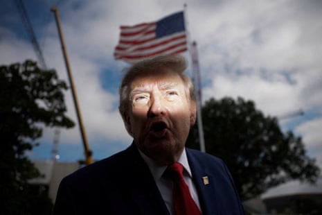 Imagem da matéria: A maioria dos americanos acha que Trump está usando a presidência para enriquecer-se, segundo pesquisa.