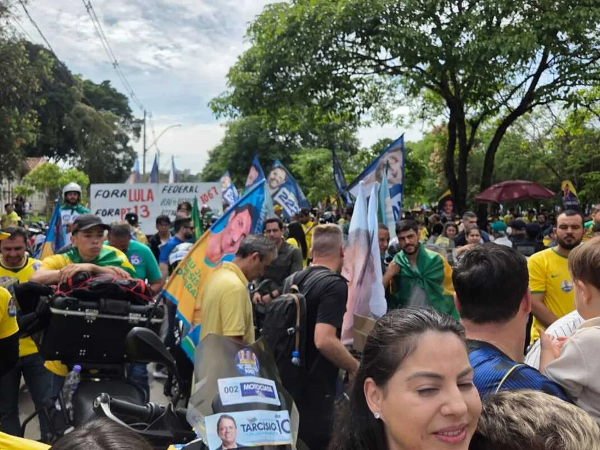 Tarcísio e Flávio Bolsonaro se unem em motocarreata no interior de SP