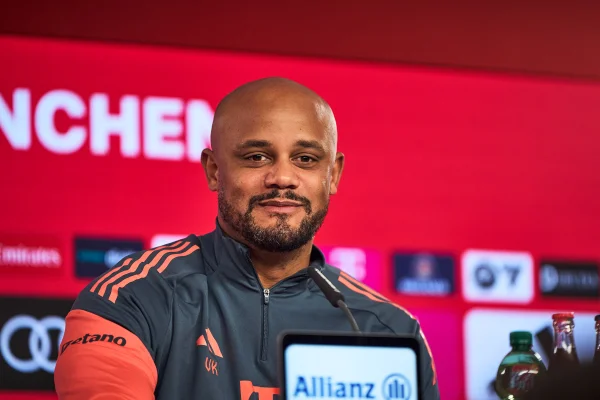 Treinador do Bayern, Kompany é afastado da equipe após desmaiar em treino - destaque galeria
