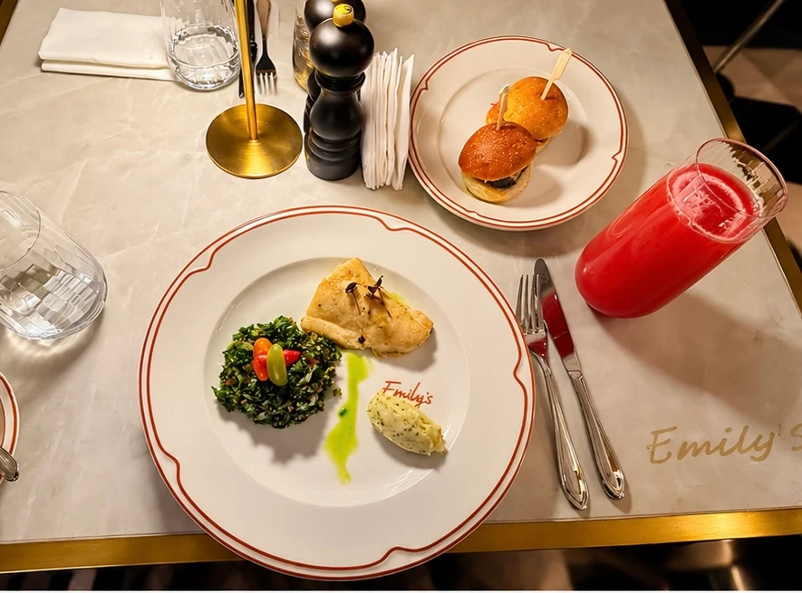 Onde Estamos Hoje: Uma refeição com vista na Emily's Brasserie em Riade