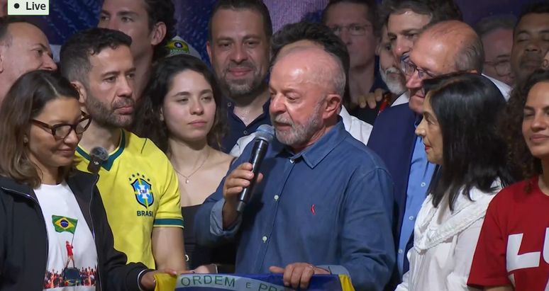 Veja quem estava ao lado de Lula em primeiro discurso após vitória nas eleições