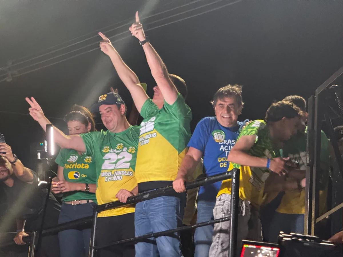 Flávio Bolsonaro em MG: "Poucas horas pra tirar o Brasil do cativeiro"