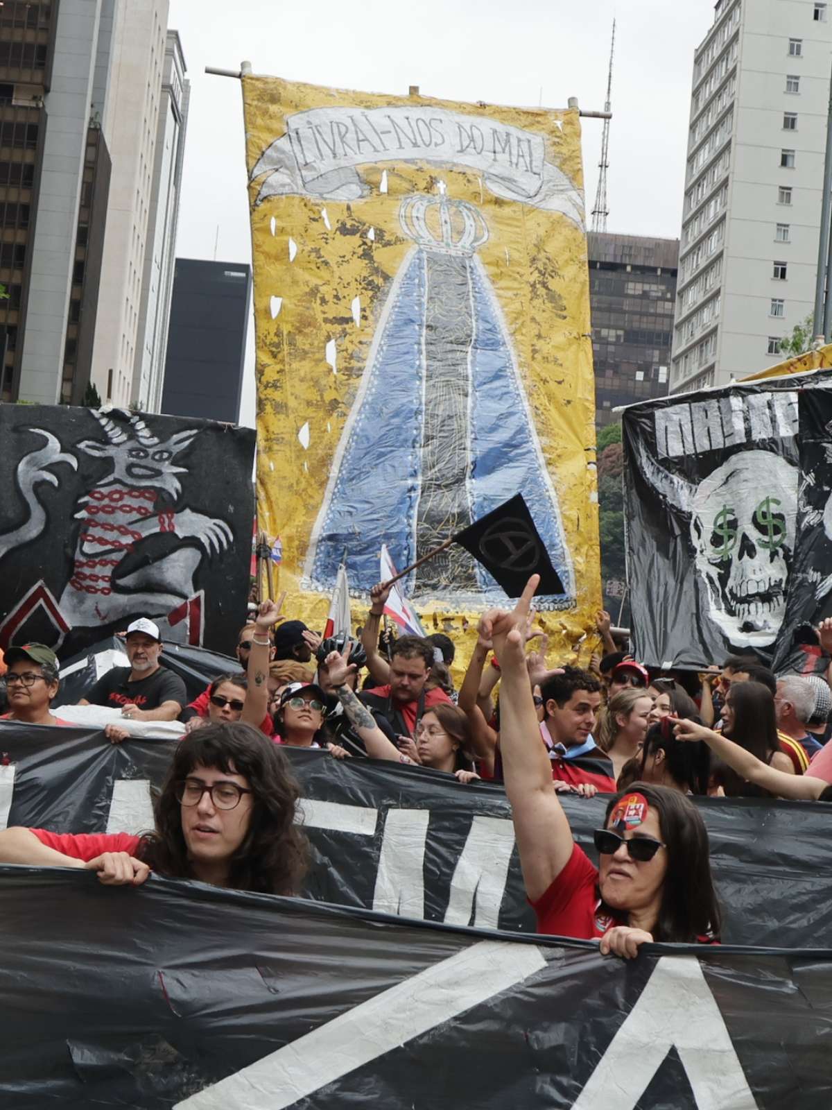 Manifestações e 'virada de voto' de jovens trazem projeção para Lula no 2° turno, apontam comentaristas do Datafolha