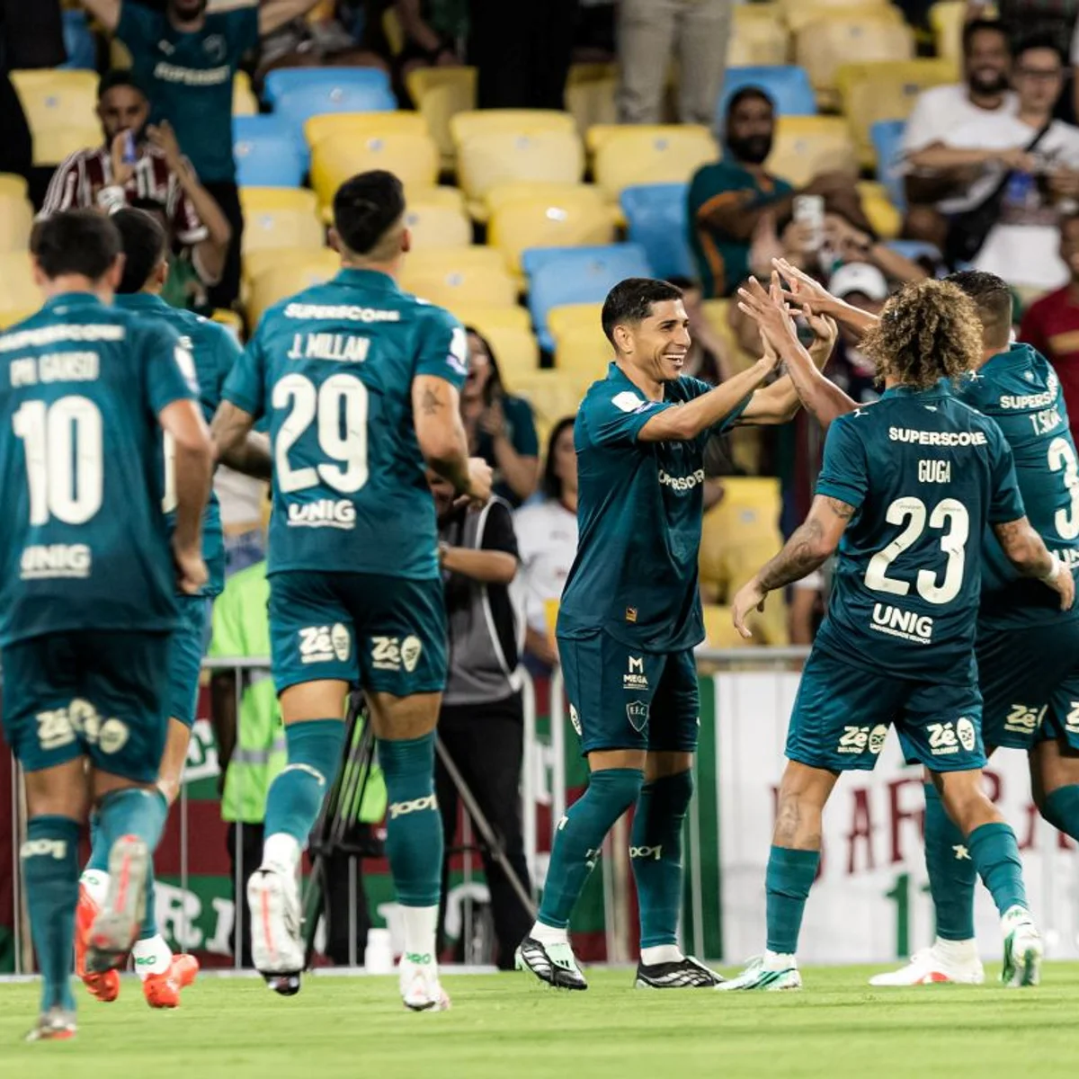 Com três gols de Savarino, Fluminense bate o Coritiba no Maracanã por 4 x 0