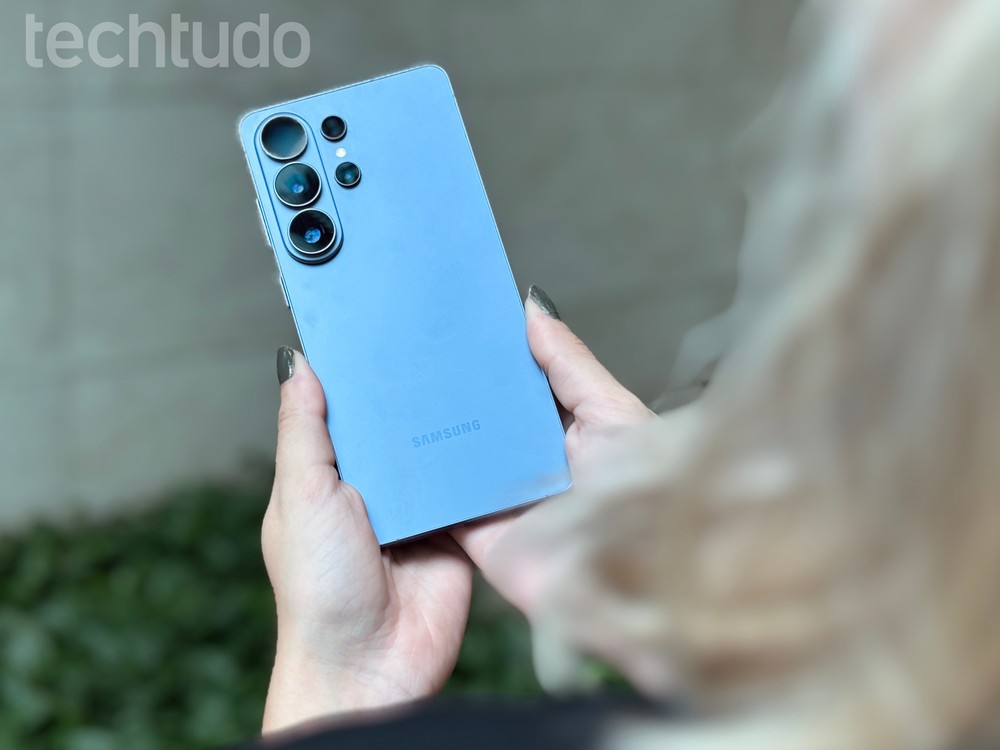 Suporte a updates de segurança e novas atualizações do Android é determinante para troca do smartphone; na foto, Galaxy S26 Ultra, com 7 anos de atualizações garantidas — Foto: Ana Loubak/TechTudo