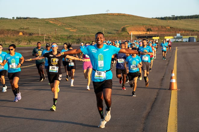 Aero Run: Aeroporto da Zona da Mata reúne mais de 300 atletas em corrida inédita na pista de pouso e decolagem