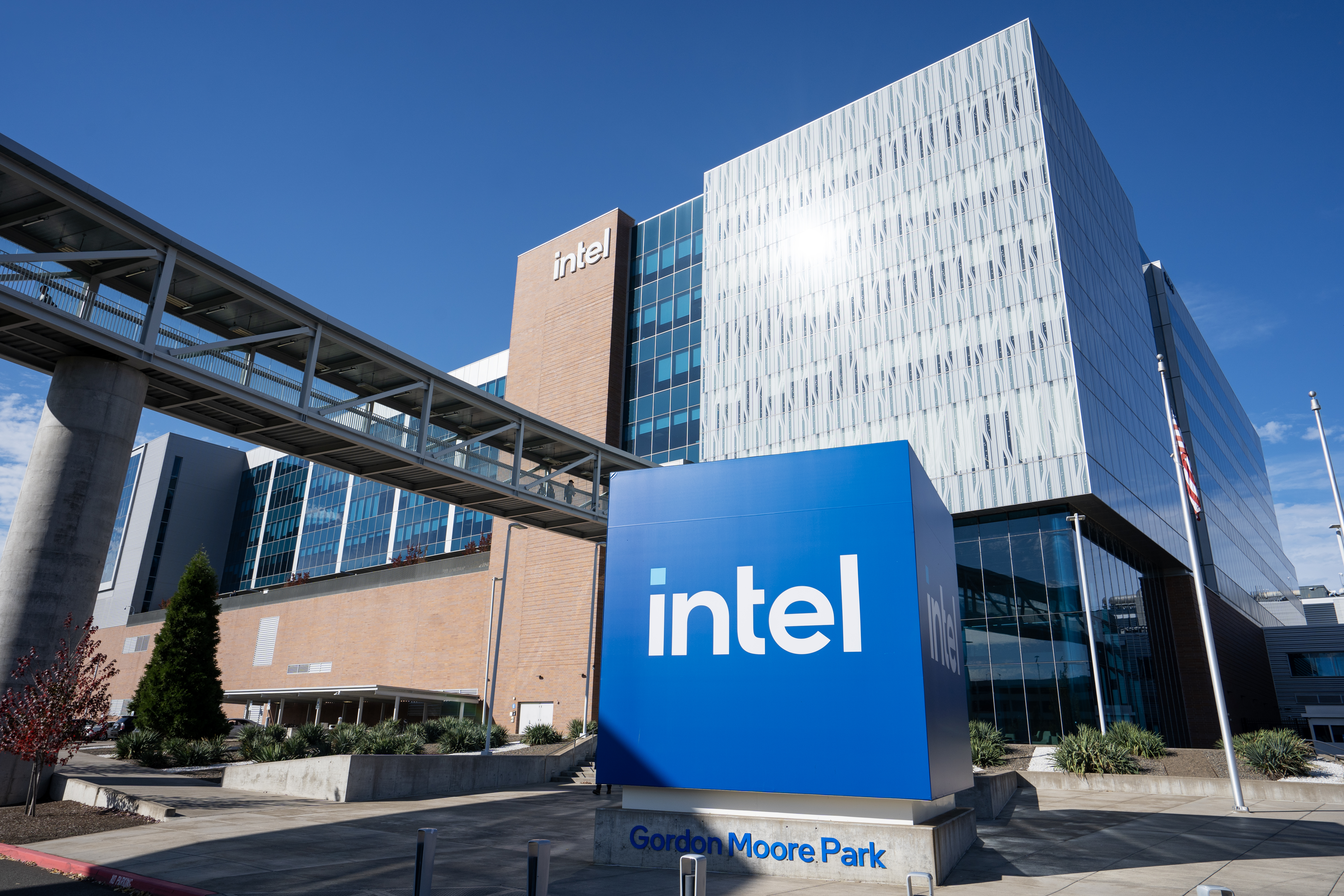 As ações de chips lideradas pela Intel sobem enquanto investidores voltam a apostar no setor de IA