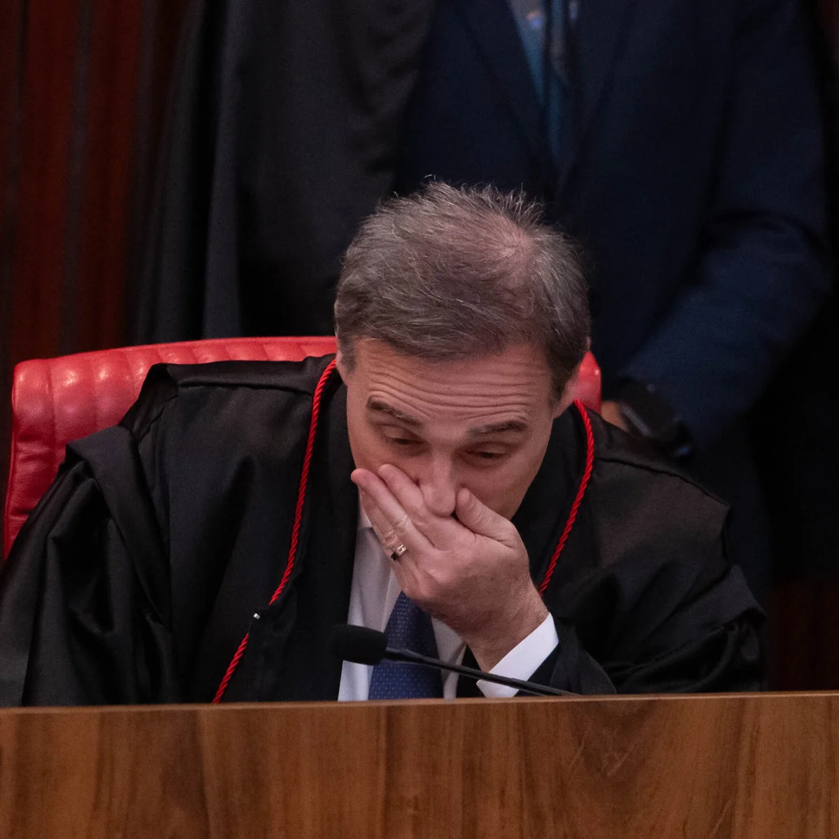 O silêncio de André Mendonça e o teto de vidro de Nunes Marques