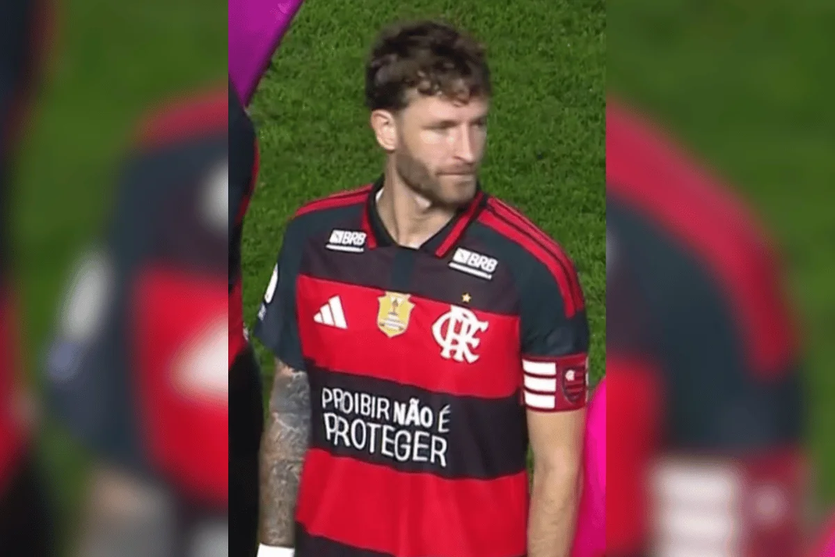 Léo Pereira com a camisa do Flamengo contra as bets
