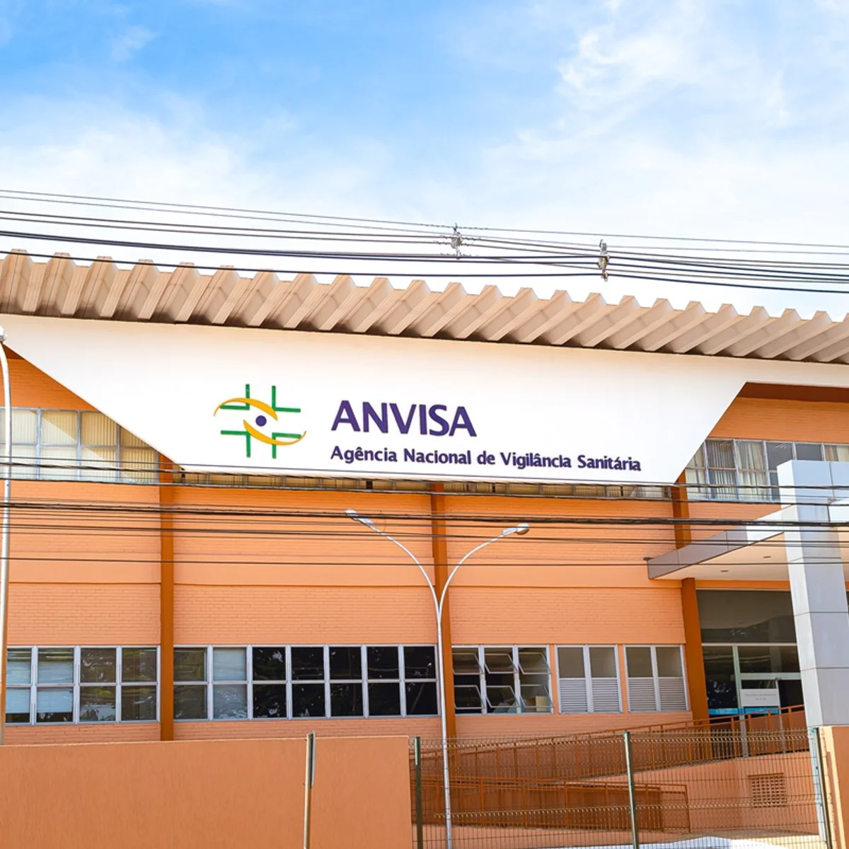 Anvisa suspende lote falso de gel íntimo e apreende antitranspirante