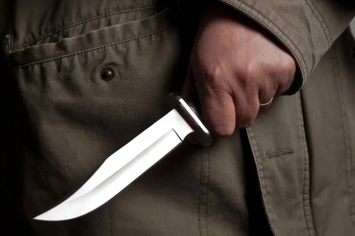 Casal discute e homem esfaqueia namorada, foge mas acaba preso pela polícia