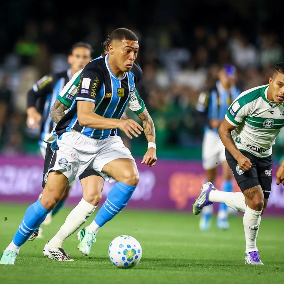 Braithwaite marca nos acréscimos e Grêmio vence Coritiba no Couto Pereira