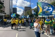 Flávio Bolsonaro chega na Avenida Paulista e cumprimenta apoiadores em ato - imagem 5