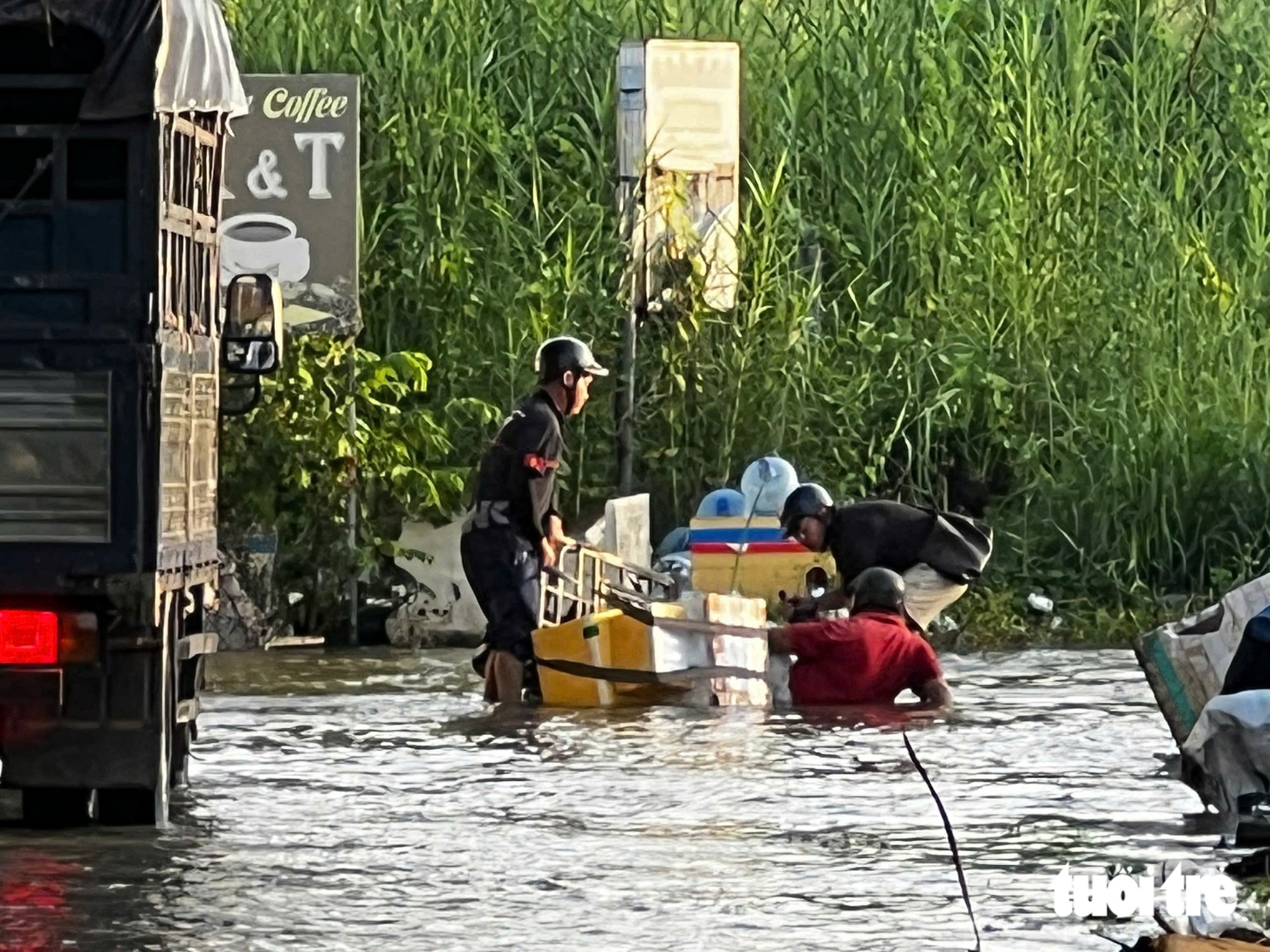 A maré atingiu o pico na manhã de fim de semana; os moradores acordaram às 4h para bombear água.