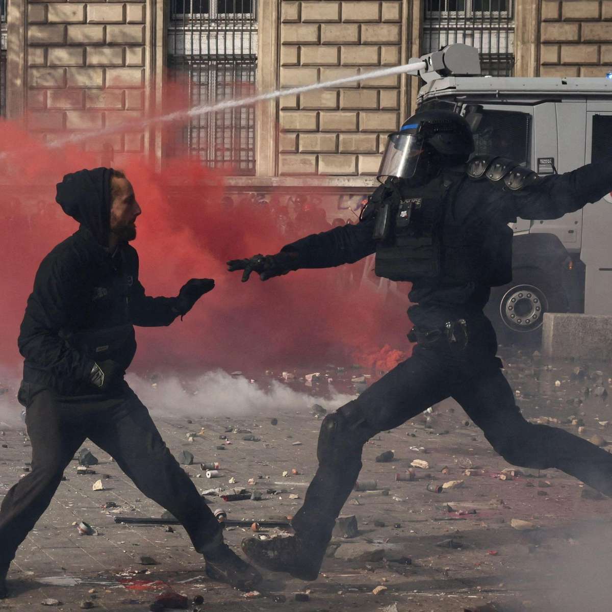 Prédio incendiado, 270 presos: o que está por trás de dia de protestos na França