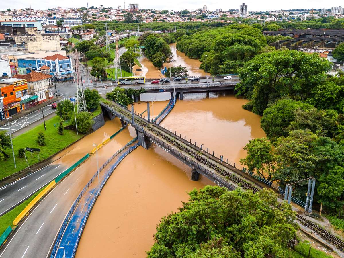 Chuvas causam transtornos em SP e PR, e causam alteração em locais de votação neste 2º turno