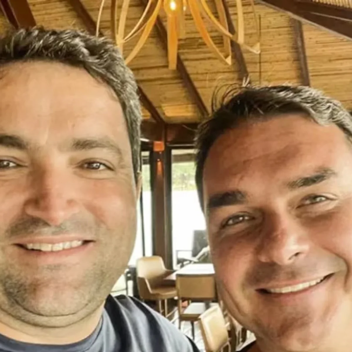 Moraes proíbe Flávio Bolsonaro de manter contato com advogado Willer Tomaz