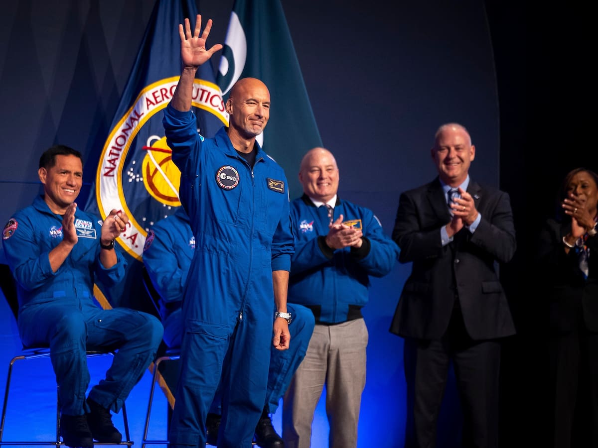 Luca Parmitano, miembro de la tripulación de Artemis III, saluda al público durante la conferencia de prensa en el Centro Espacial Johnson