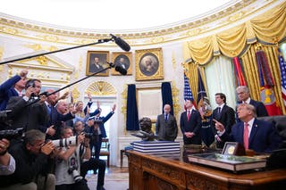 A Casa Branca exige que o Politico retire os artigos e se desculpe com Trump ou 'enfrente as consequências': relatório