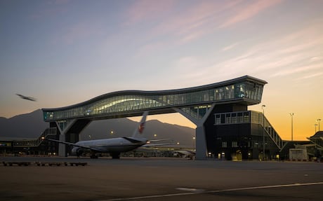 Ponte suspensa no aeroporto de Hong Kong é um dos paraísos dos observadores de aviões