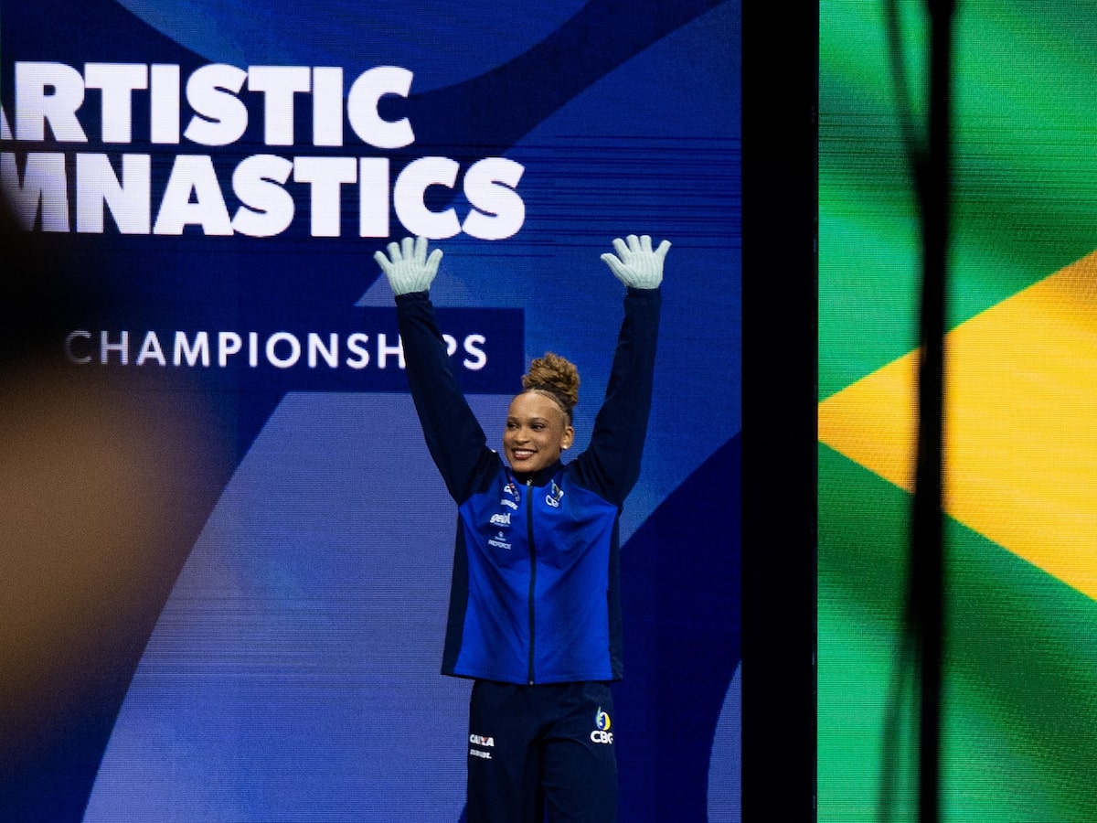 Rebeca Andrade domina final do salto, conquista ouro e se torna tricampeã mundial