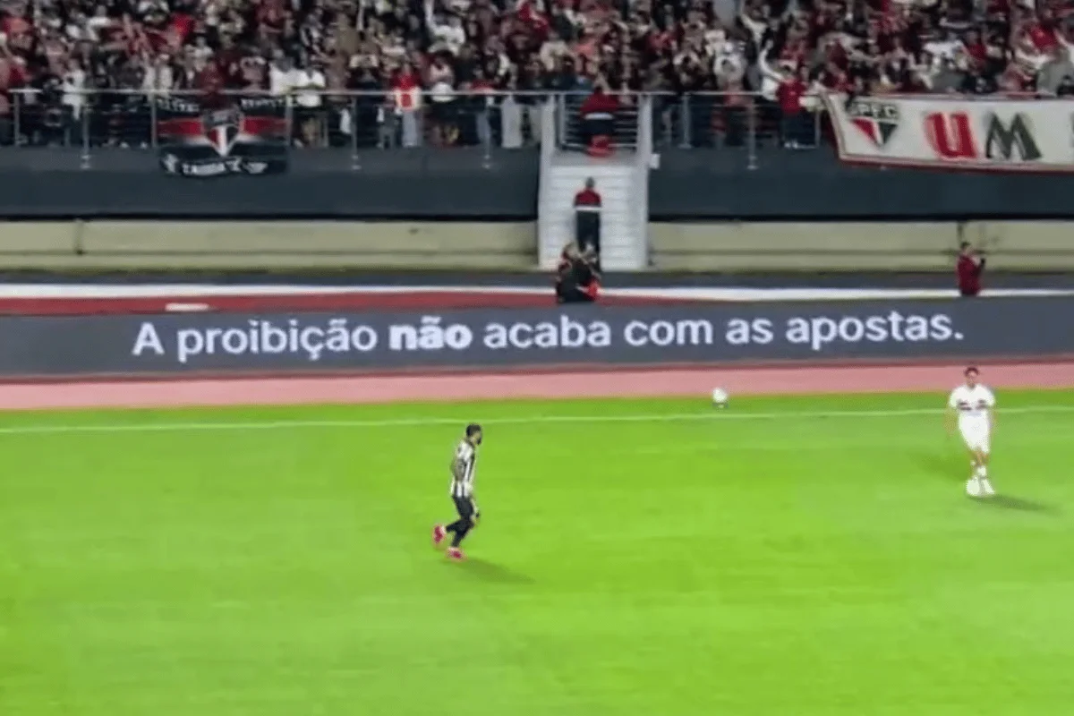 Placas no MorumBis contra as bets