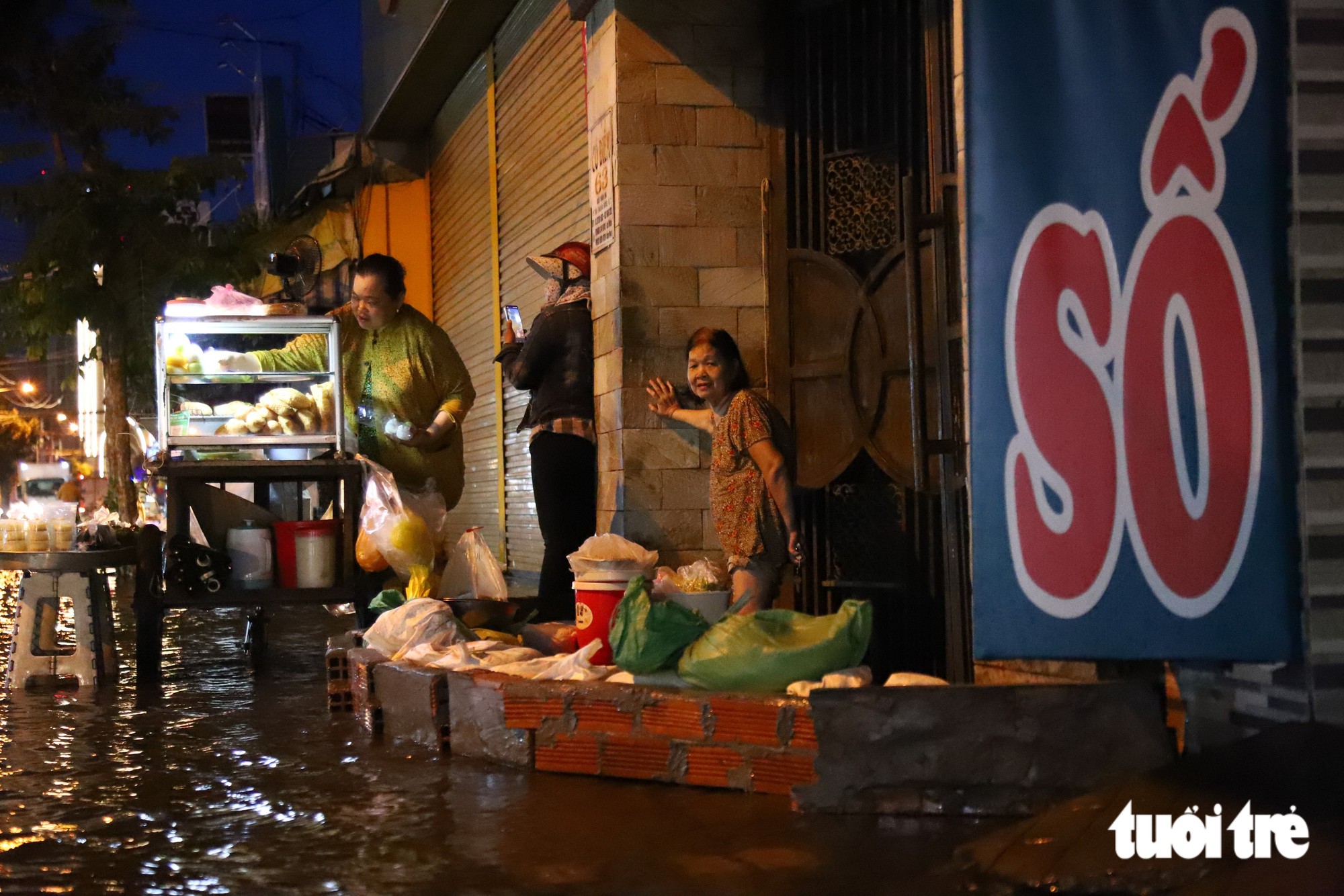 A maré atingiu o pico na manhã de fim de semana; os moradores acordaram às 4h para bombear água.